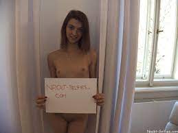 Geile Nackt Selfies von Anna-Lena (18) Mädchen flach und eng