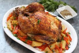 poulet roti au four sur son lit de legumes recette poulet roti au four poulet roti recette poulet au four