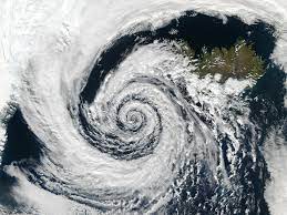 Un ciclón tropical es un remolino gigantesco que cubre cientos de miles de kilómetros cuadrados y tiene lugar, primordialmente, sobre los espacios. El Ciclon Tropical Niran Deja Sin Electricidad 40 000 Viviendas En Australia Videos