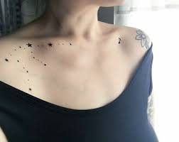 Tattoo Notitle Tattoo Notitle Tatowierung Kein Titel Tatowieren Constellationtat In 2020 Konstellation Tatowierungen Tattoo Hals Zierliche Tattoos
