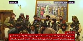 Le forze statunitensi hanno sparato in aria all'aeroporto di kabul, dove migliaia di afghani hanno invaso le piste nel tentativo di. 069afnxpt4xk M