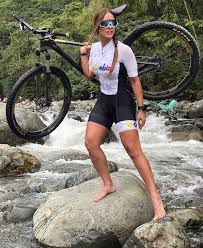 Pin Von Betomendez Auf Spicy Cycle Chicks In 2020