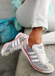 So hieß es einst im berühmten lied von nancy sinatra, das trifft aber auch auf alle unseren schuhe für damen zu. Pin By Ximena Alarcon Lissa On Fashion Shoes Women Adidas Schuhe Frauen Adidas Turnschuhe Schuhe Damen