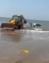 GJ-Registered Fortuner Stuck on Vagator Beach, Swept Away by Waves; Driver  Detained, A Gujarat-registered Toyota Fortuner driven onto Vagator beach  got stuck in the sand before rising waves partially ...