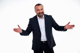 Ünlü işletmeci vahit yıldız'ın nossa costa'daki düğününe katılan oktay kaynarca, düğün öncesi kameraların karşısına geçti. Oktay Kaynarca 1260171 Uludag Sozluk Galeri