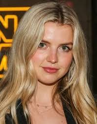 Grace Barlow's Instagram, Twitter & Facebook