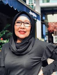 Dia sering menjadi bualan hangat netizen berikutan gemar muncul dengan 4ksi dan kelakuan yang membuat orang ramai menggeleng kepala. Normah Damanhuri Sedih Dengan Komen Netizen Lemparkan Tuduhan Sesuka Hati