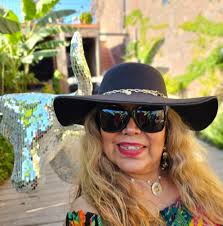 La novia de mi abuelo tiene 25 años, y mi Sabuelo 56. Él llama Alonso y el  de ella ya lo dije.