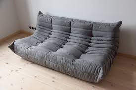 At ligne roset we believe in providing you with as much choice as possible for each model so that you can make each purchase a completely personal and individual one. Togo 3 Sitzer Sofa Mit Grauem Mikrofaserbezug Von Michel Ducaroy Fur Ligne Roset 1970er Bei Pamono Kaufen