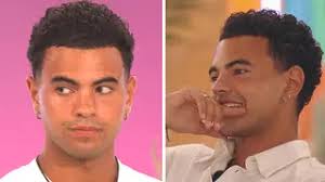 Pregnant Cara De La Hoyde Defends Decision To Stay In Disneyland Florida  Amid...