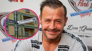 Sieh an, mit diesem, schon mal vor vier jahren angekündigten comeback hat man gar nicht die rückkehr von willi herren, der von mai 1990 bis november 2007 in der „lindenstraße mitwirkte und sich dann. Nach 12 Jahren Willi Herren Feiert Lindenstrasse Comeback Promiflash De