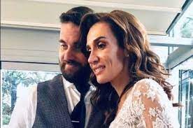 Η γιώτα γρίβα αναφέρθηκε στα παιδιά και τον σύζυγό της που είναι δώρο θεού στη ζωή της, στα παιδικά της χρόνια στην βουλγαρία, αλλά και στον μεγάλο της καημό που είναι ότι δεν φοίτησε σε ελληνικό σχολείο. Nty8hke Nyfh H Tragoydistria Toy Dhmotikoy Tragoydioy Giwta Griba Kalampaka Eidhseis News Meteora