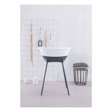 The perfect size for a growing baby, this lightweight bath tub has a contoured design so they can comfortably sit as you wash them. Baby Bath Luma Design Baby