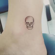 Blacktattoo Minimalisttattoo Tattoo Tatuagem Tattoowork Linetattoo Dotworktattoo Dotwork Dottattoo Small Skull Tattoo Halloween Tattoos Skull Tattoos