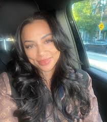 👤 bonnie sent you a private message 7 minutes ago "Where are you from?"📍