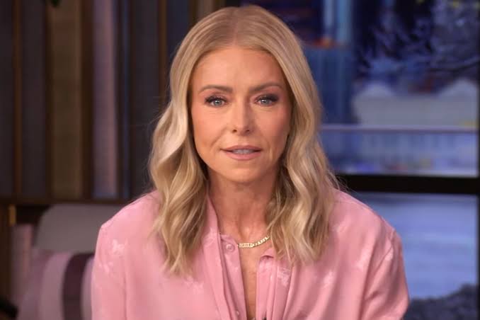 Kelly Ripa Reveals Her Major Makeup Fail Ahead of 'Live with Kelly and Mark'