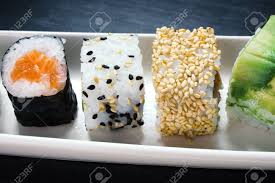 Detalle De Fuente Con Menu Rollos De Sushi Surtido En Los Rollos De Sushi Mesa De Restaurante Primer Fotos Retratos Imagenes Y Fotografia De Archivo Libres De Derecho Image 40692891