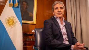 Luis Caputo y una nueva amenaza a las provincias: El ajuste ser� mayor si  no se aprueba la Ley �mnibus