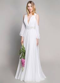 Gli abiti da sposa semplici possono essere abbinati ad accessori classici e senza tempo, come le décolleté da sposa in raso, oppure si possono scegliere accostamenti più azzardati, con sandali gioiello oppure con corone di fiori coloratissimi da mettere sulla testa. Abiti Da Sposa Semplici 2019