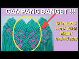 Pada vidio kali ini akan membuat tutorial tas tali kur motif bunga variasi.bahan yang digunakan :* 64 helai tali kur toska ukuran 2.5 m (kepala kepala 32)* t. Cara Membuat Tas Tali Kur Motif Bunga Variasi Terbaru 2020 Macrame Bag Youtube Tig Isleri Makrame Eminem