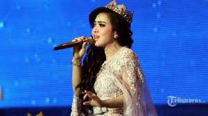 Menggelar konser bertajuk 10 tahun jambul khatulistiwa, syahrini penuh totalitas dalam menata gaya rambutnya. Mau Nonton Konser Jambul Khatulistiwa Syahrini Ini Dresscode Yang Wajib Dipakai Blog Tribunjualbeli Com