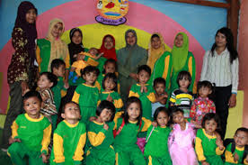 Rani menghubungi manager kami embun pagi dan memberi tau lokasi aku menginap tak aku ketahui rani menyusul ke tanah lot,ketika itu aku sedang istirahat tiba tiba para karyawan hotel memegang secarik kertas yang bertulis tulang rusukmu telah kembali disitu aku heran kenapa. Profil Singkat Sekolah Embun Pagi Beranda Perempuan