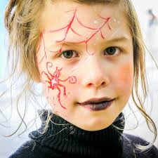 Trucco Semplice Halloween Bimba Con Disegno Sul Viso Disegno Ragno E Ragnatela Halloween Bambini Halloween Decorazioni Halloween