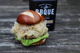 Bacon Sauerkraut Burger Mit German Bratwurst Livingbbq De Bratwurst Schinkenspeck Sauerkraut