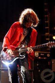I Didn T Know That Joe Perry Had A Dan Armstrong Clear Body Guitar God I Want One Soooo Bad Joe Perry Joe Perry Guitar Armstrong