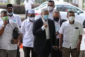 Seorang ahli majlis kerja tertinggi (mkt) umno mendakwa presiden parti itu, datuk seri dr ahmad zahid hamidi, memanipulasi mesyuarat mkt supaya membuat keputusan selari dengan. Ahmad Zahid To Meet Agong Tomorrow Evening Asia Newsday