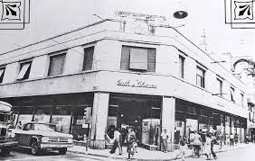 Archivo HistÃ³rico de la Provincia de TucumÃ¡n - El edificio que la casa "Gath y Chaves" inaugurÃ³ al promediar la dÃ©cada de 1920, en CÃ³rdoba y 25 de Mayo, en una fotografÃ­a