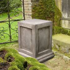 Klassisches Steinpodest Panotta Individuelle gartenskulpturen, rankhilfen, kreative lösungen für die bereiche garten, haus &.