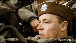 美剧《兄弟连》中有哪些容易被忽视的细节？