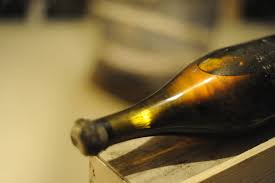 Face à la menace d'une rupture prochaine du vieux foudre, la cave des hospices de strasbourg, où il est stocké, a décidé d'offrir à cette cuvée exceptionnelle un tonneau qui l'est tout autant. 5 Raisons D Acheter Du Vin Jaune De 1774 Adjuge A 85 000 Le Magazine Des Encheres