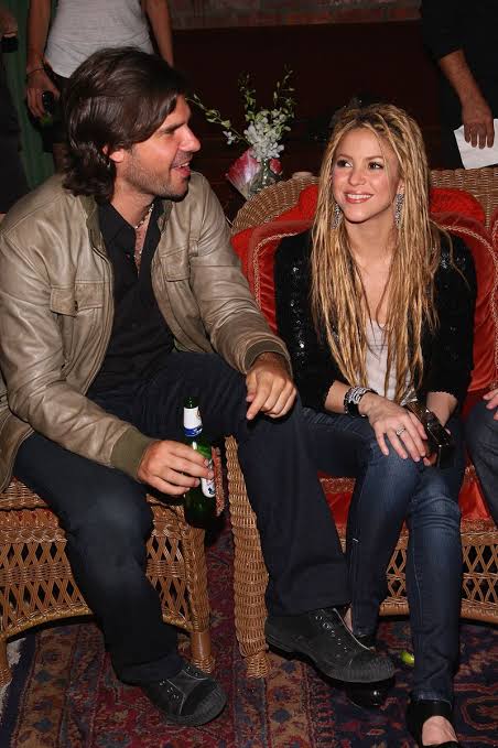 El inesperado reencuentro entre Shakira y Antonio de la Rúa detrás del escenario demostró una madurez y un cariño inquebrantable., do AI tạo