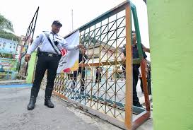 Pilihan raya ini diadakan berikutan kematian penyandangnya, dr shaharuddin badaruddin pada 2 ogos 2018. Berita Harian On Twitter Anggota Polis Menutup Pintu Pagar Pusat Mengundi Selepas Tamat Waktu Mengundi Pada Jam 5 30 Bagi Pilihan Raya Kecil N32 Dun Seri Setia Di Sekolah Kebangsaan Kampung Lindungan Petaling