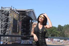 Alle infos wenn ihr mit dem auto zum pol´and`rock 2021 fahren wollt (ohne registrierung). Pol And Rock Festival 2018 Na Festiwal Przyjechala Projektantka Eva Minge Sprawdzam Temperature Pol And Rock Festival Zdjecia Gazetalubuska Pl