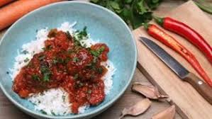 Hackballchen In Tomatensosse Rezept Lebensmittel Essen Tomatensosse Anrichten