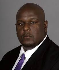 UW defensive line benefits from two sets of eyes