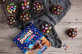 Ist der kuchen nicht so hoch aufgegangen, einfach die schokoriegel mit. Smarties Muffins Selbstgemacht Mit Den Kids Marmorkuchen Muffins Original Trifft Sally Sallys Blog