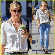 Selma blair has posted an emotional message after triumphantly making her first red carpet appearance since being diagnosed with multiple sclerosis. Selma Blair Walks With A Cane After Revealing Ms Diagnosis Walking With A Cane Selma Blair Selma