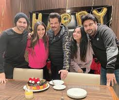 Oceny, recenzje, obsada, dyskusje wiadomości, zwiastuny, ciekawostki oraz galeria. Anil Kapoor Celebrates His 64th Birthday With Jug Jugg Jeeyo Cast Varun Dhawan Kiara Advani Prajakta Koli Raj Mehta Bollywood News Bollywood Hungama