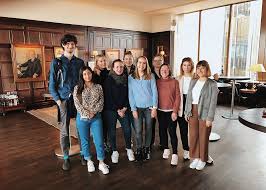 Facebook gives people the power to. Journalismus Studierende Zu Gast Beim Springer Verlag