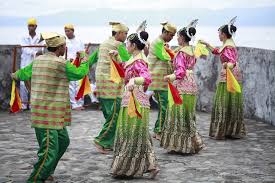 Tari ini merupakan tarian yang berasal dari sumatera barat yang populer akan rumah gadangnya. Sarat Nuansa Romantis 5 Tarian Nusantara Ini Lambangkan Kisah Asmara Dua Sejoli