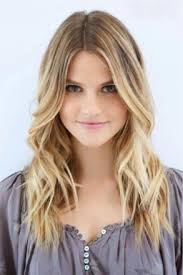 Blond cendré, coupe de cheveux femme longs, coiffure avec racines châtain fonc. Cheveux Chatain Clair