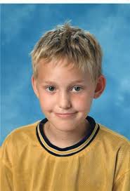 Det är sent på kvällen. Man ska snart gå och lägga sig, för det är ju skola  imorgon. Mamma och pappa ser på ett tråkigt program på TV. Man hör denna  intromusik