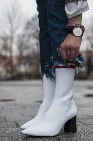 Generell solltet ihr darauf achten, zum cape oder poncho wie kombiniere ich ponchos? Weisse Stiefel Fashion No Go Oder Heisser Trend Weisse Stiefel Stiefel Und Dress Code