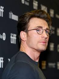 Chris Evans uczestniczy w premierze filmu "Sacrifice" podczas 50.  dorocznego Międzynarodowego Festiwalu Filmowego w Toronto. (6 września  2025) : r/Fauxmoi