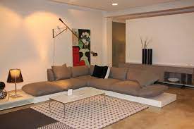 Located at the top of a brownstone on manhattan's upper west side, this apartment had a tiny footprint of just 425 feet, but the space stretched vertically for approximately 25 feet, and had access to a roof terrace. Das Jalis Sofa Von Cor Erinnert An Eine Mediterrane Sitz Und Liegewiese Auf Einem Weissen Podest Liegen Weich Gepolst Haus Deko Innenarchitektur Mobeldesign
