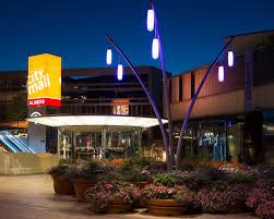De unieke windschermen, de reclamezuil, de liftschacht en de kiosk zijn stuk voor stuk voorzien van. Almere City Mall Colour And Light Re Energises Iconic Development Architectural Lighting Design Light Architecture City
